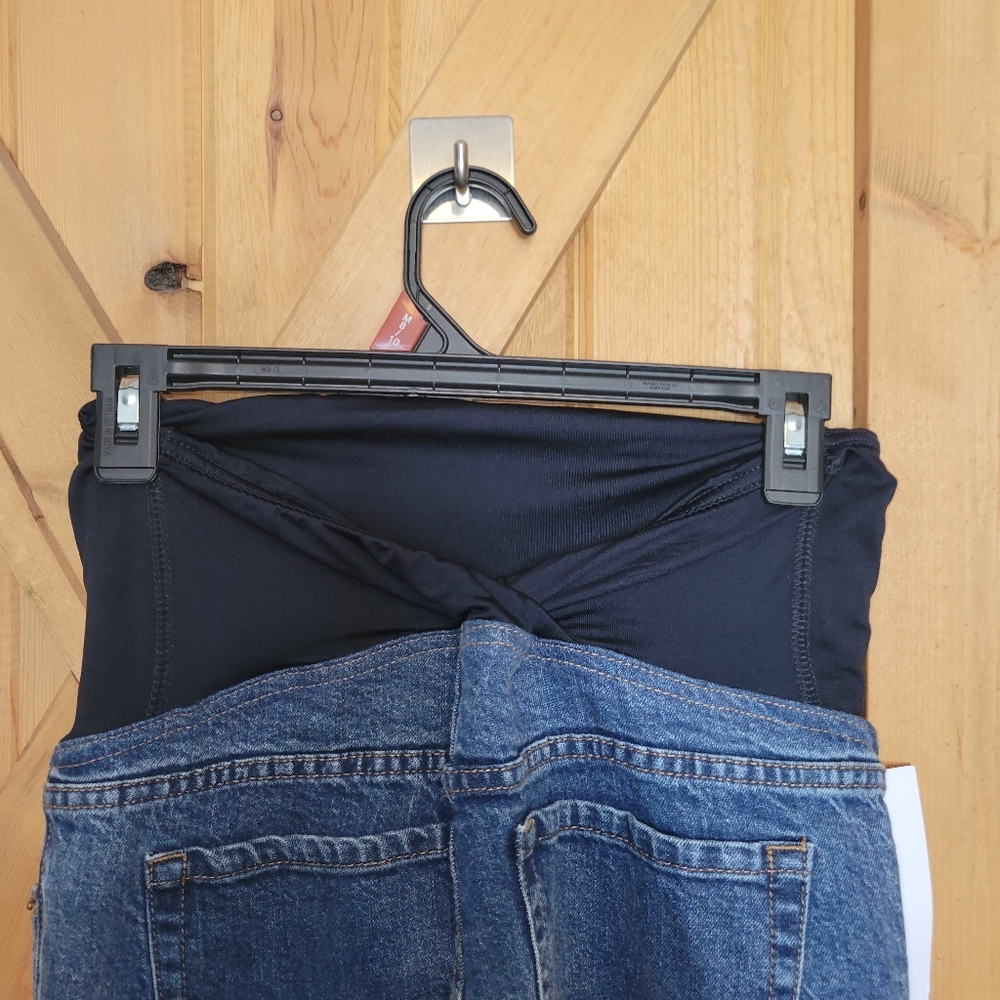 Ingrid & Isabel High-Rise Maternity Jeans in Blue with Black Waist Panel - Picture 4 of 7